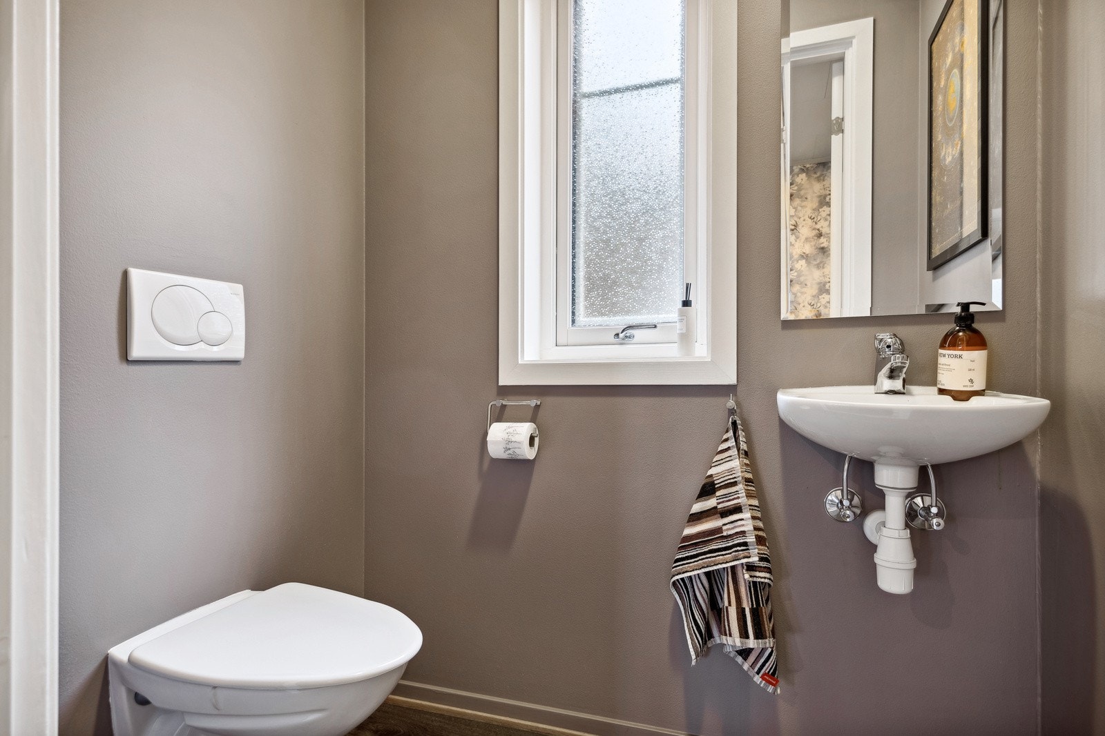 Praktisk toalettrom i 1. etasje. Galleribilde