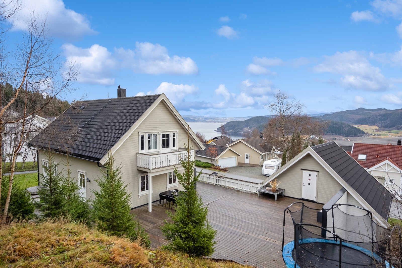 Eiendommen ligger fint til i et veletablert og rolig område med nydelig utsikt. Galleribilde