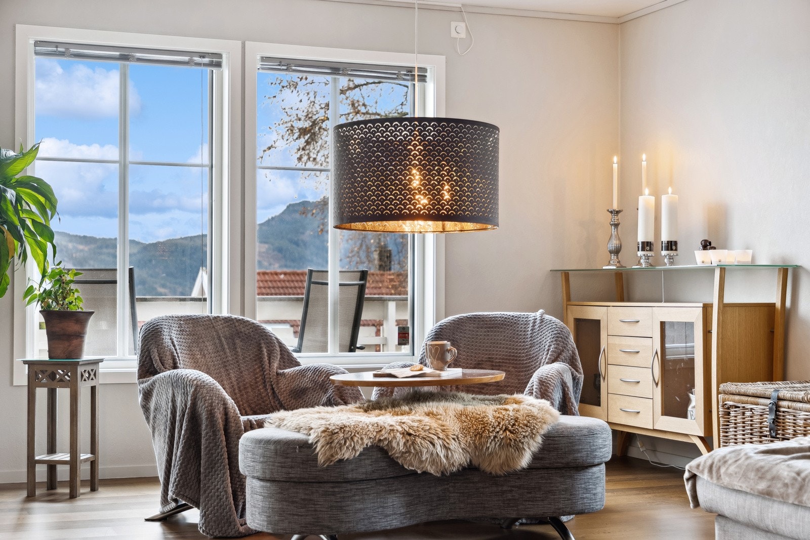 Stuen er malt i lyse farger med gode muligheter for å sette sitt personlig preg på leiligheten gjennom interiør. Galleribilde