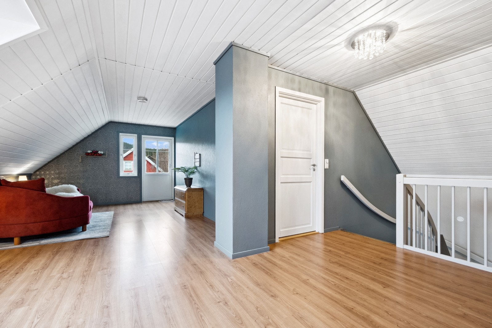 Luftig loftstue med god plass til ekstra oppholdsrom eller hjemmekontor. Galleribilde