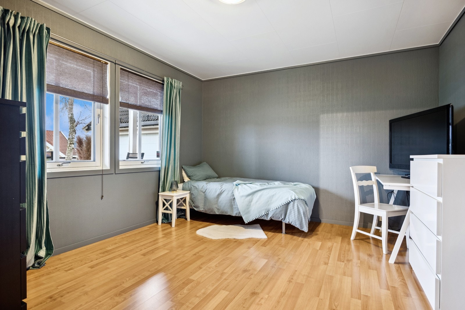 Romslig soverom med plass til seng, skrivebord og oppbevaring. Galleribilde