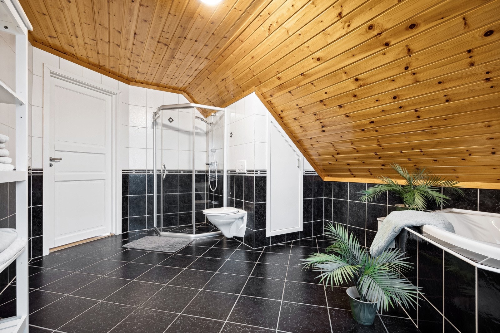 Badet er utstyrt med toalett, dujhjørne og servantinnredning. Galleribilde