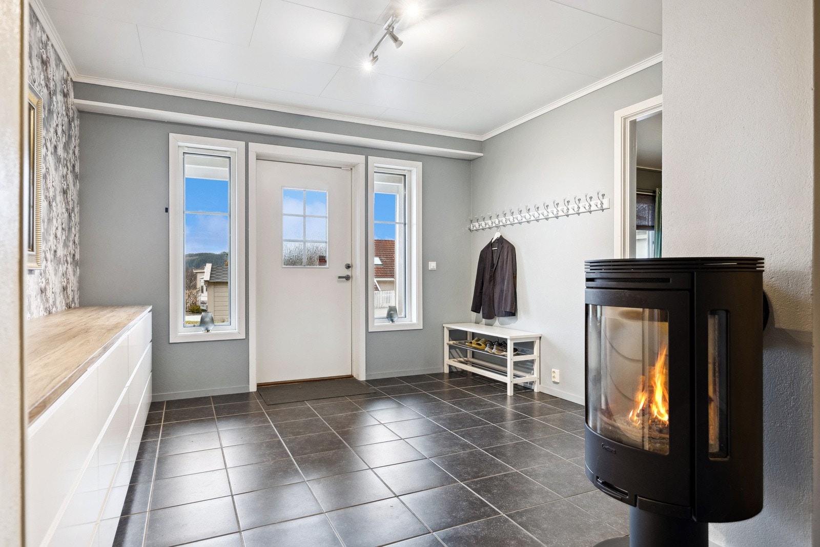 Velkommen inn! Det er peisovn både i entré og i stue. Galleribilde