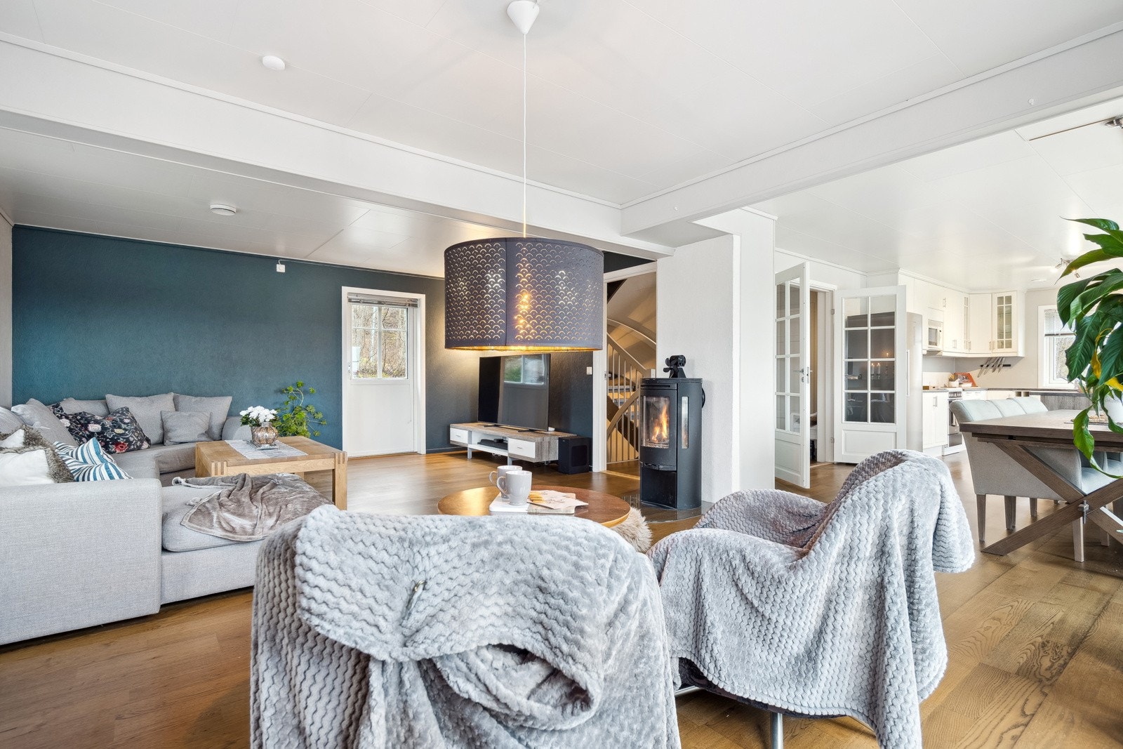 Stuen byr på peisovn, varmer godt og skaper en lun atmosfære på kalde vinter dager. Galleribilde