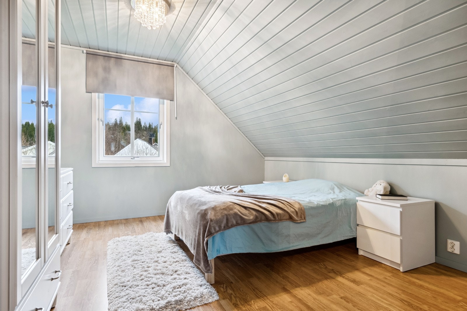 Lyst og fint soverom, kan enkelt møbleres etter ønske og behov. Galleribilde