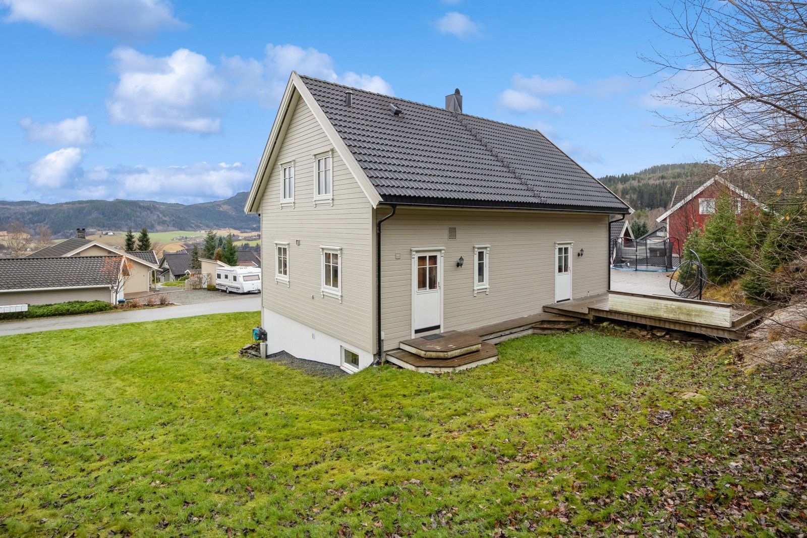 Den romslige tomten og den store terrassen gir rikelig med uteplass, perfekt for familier som ønsker både privatliv og rom til å nyte utendørsaktiviteter. Galleribilde