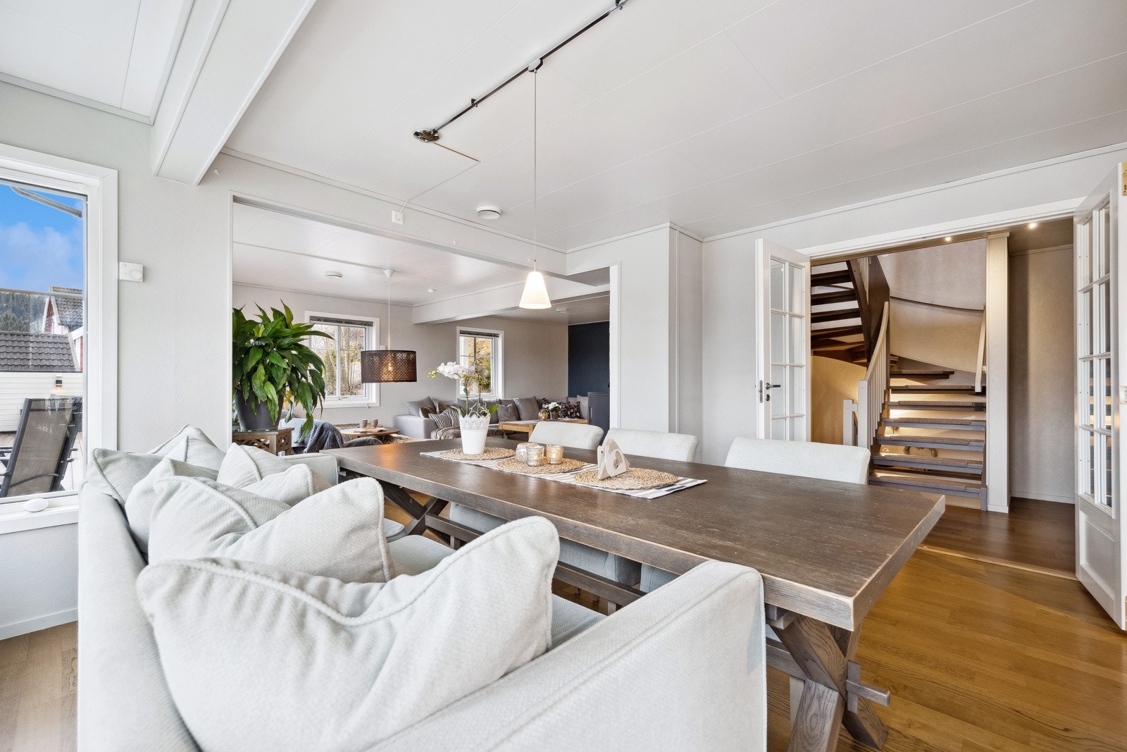 Oppvarming med vannbåren gulvvarme tilkoblet varmesentral kombinert med elektrisk oppvarming. Galleribilde