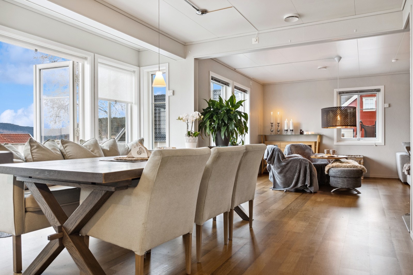 På stuen er det god plass til en større spisegruppe. Galleribilde