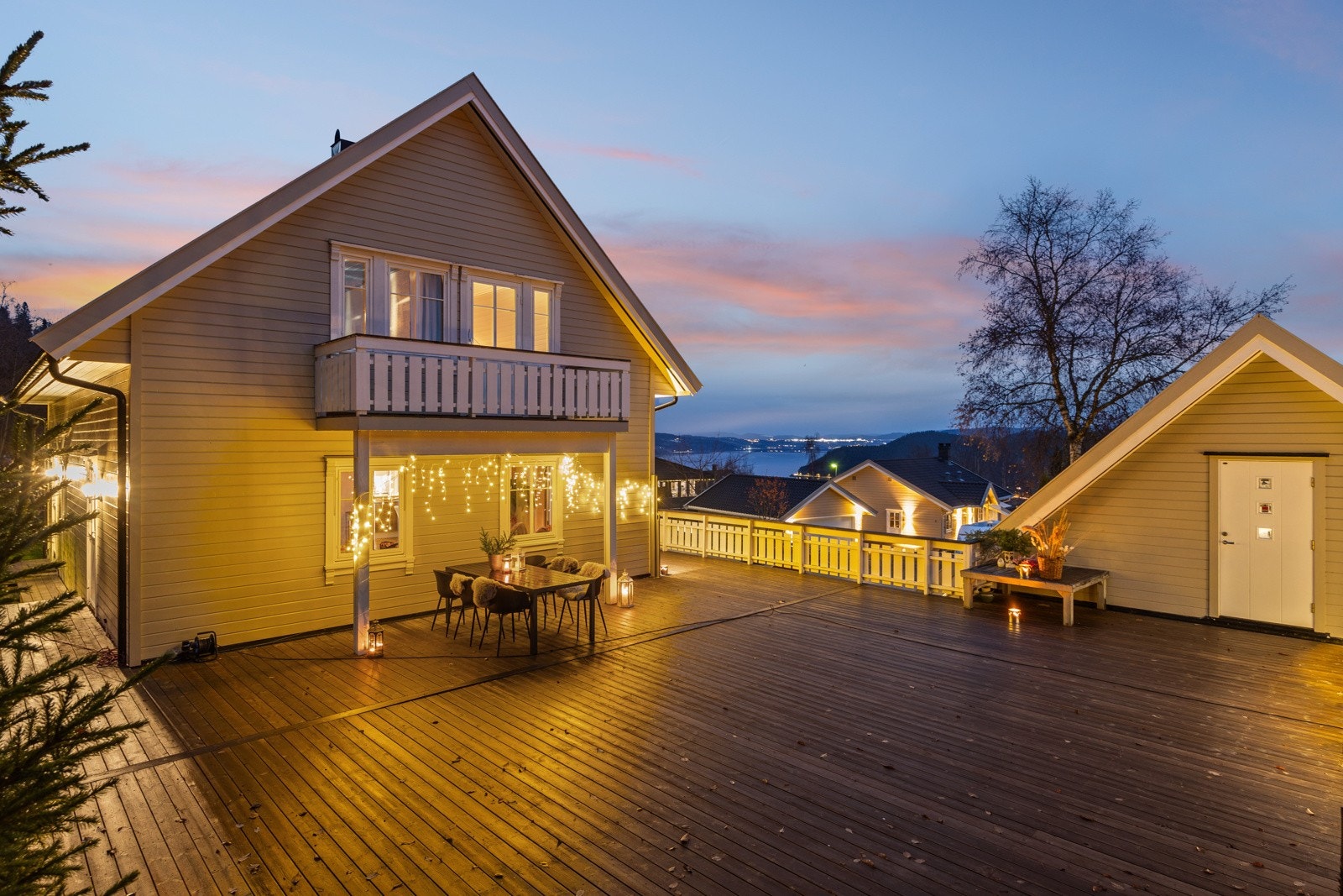 Terrassen har utebelysning og uttrekkbar vindskjerm. Galleribilde