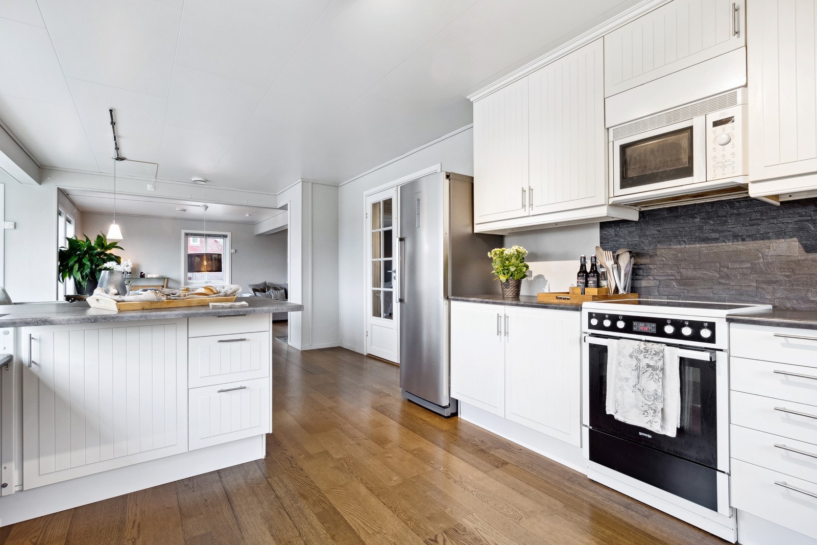 Kjøkkenet holder en god standard og har integrerte hvitevarer. Galleribilde