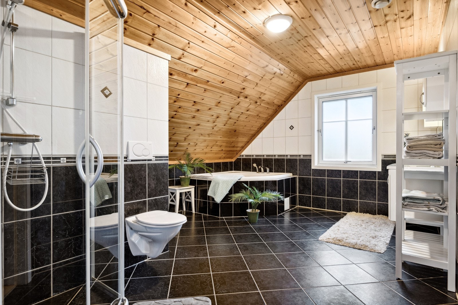 Baderom fra byggeår. Flislagt gulv med varme. Galleribilde