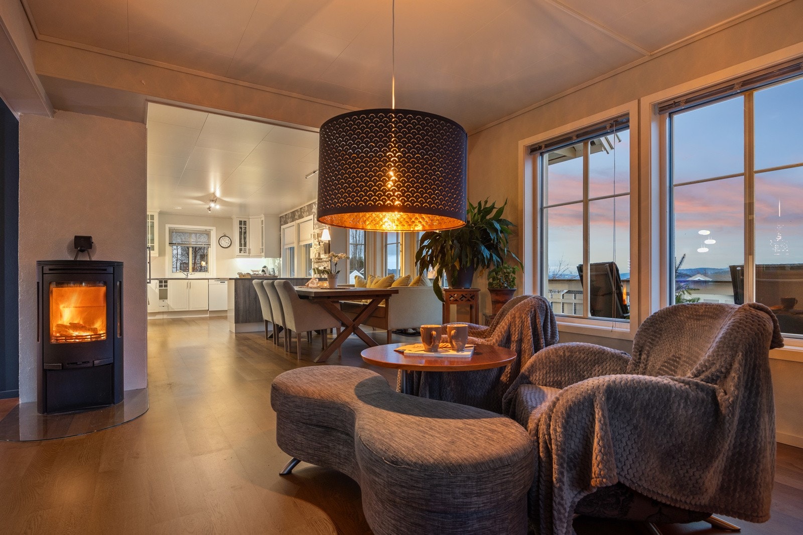 Åpen løsning mot kjøkkenet gjør det praktisk for sosialt samvær og familietid. Galleribilde