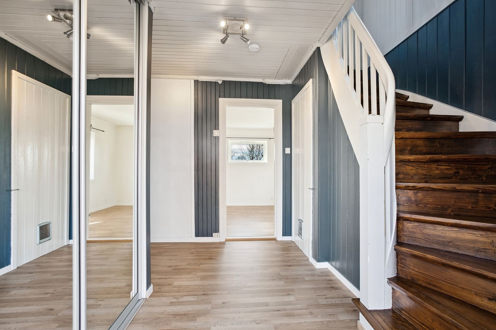 Velkommen inn! Entré med skyvedørsgarderobe. Opplegg for vaskemaskin i kjeller. Galleribilde