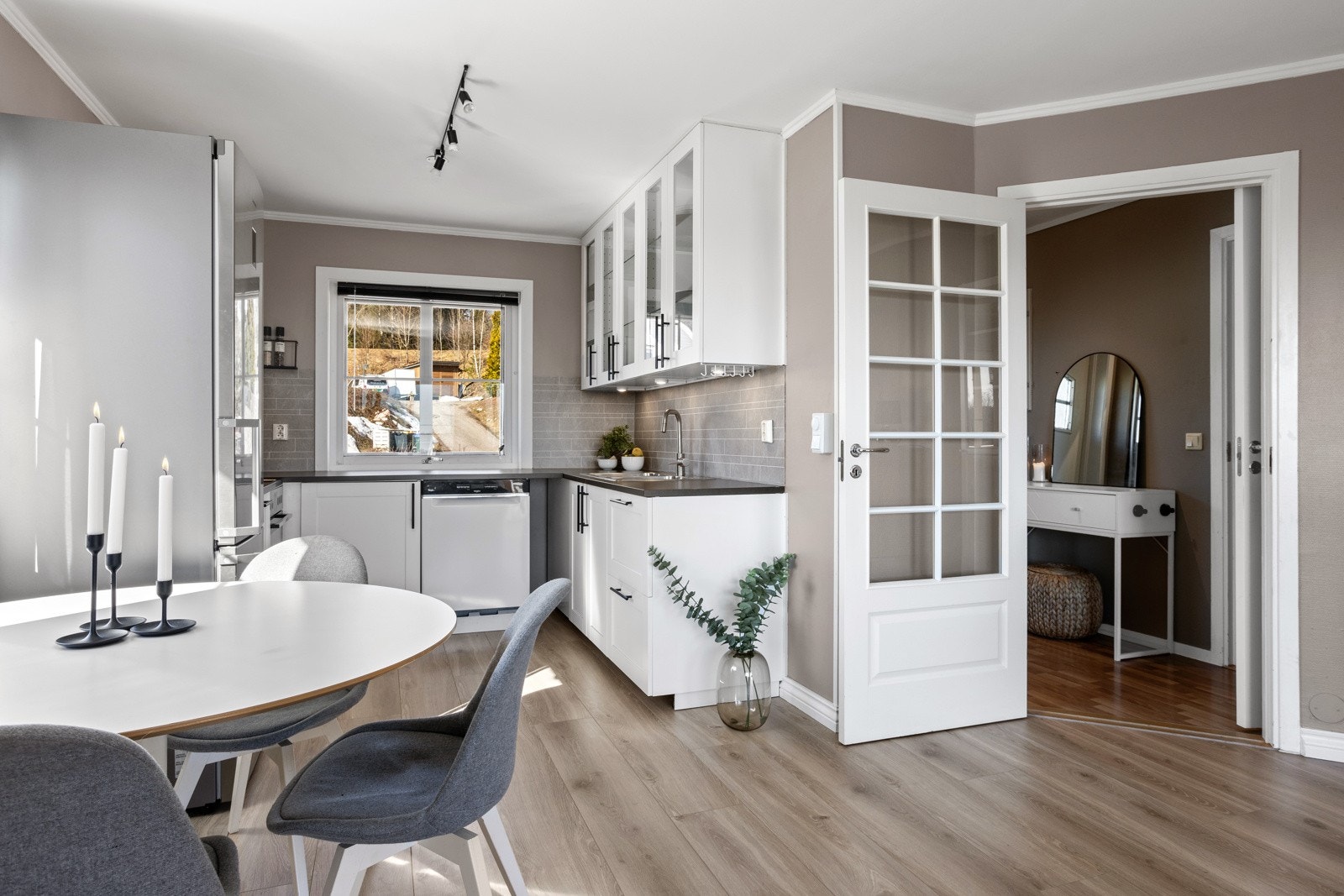 Leiligheten har lys inn fra tre sider. Galleribilde