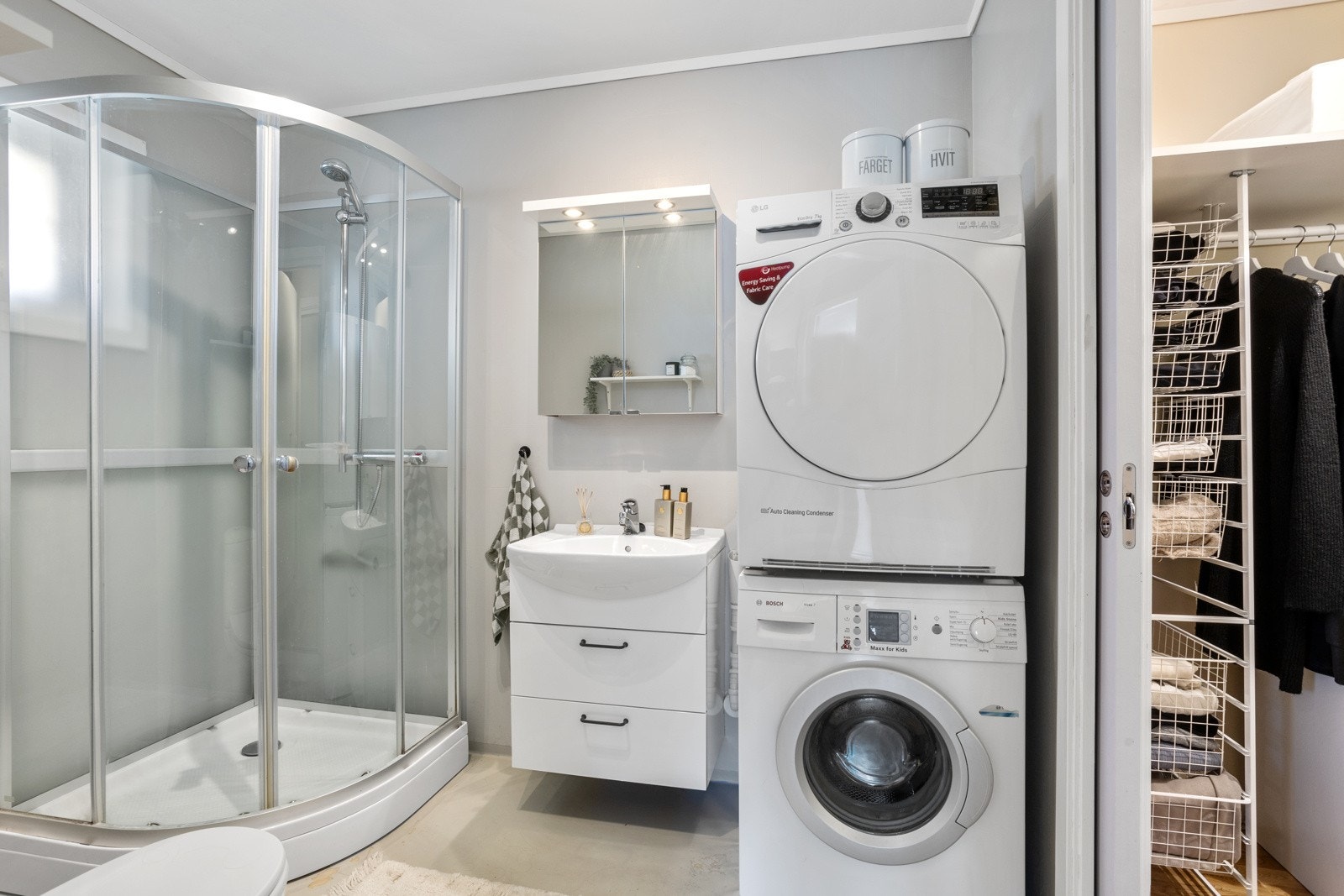 Innenfor badet ligger det en praktisk garderobe med gjennomgang til soverom. Galleribilde