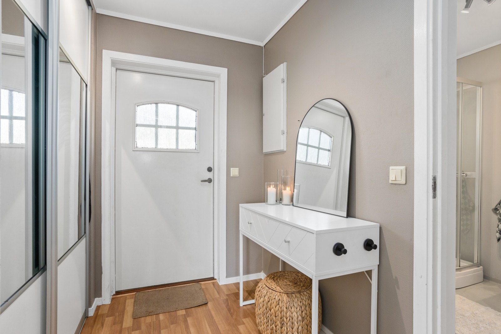 Garderobe på hel vegg. Galleribilde