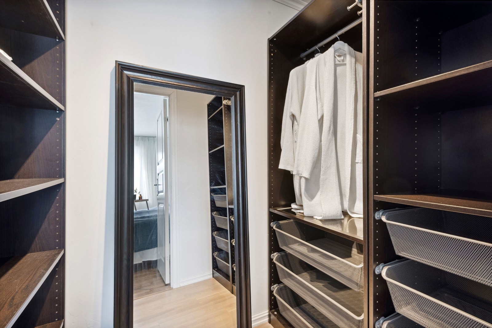Lekkert walk-in garderoberom med direkte adkomst fra soverommet – hverdagsluksus. Galleribilde