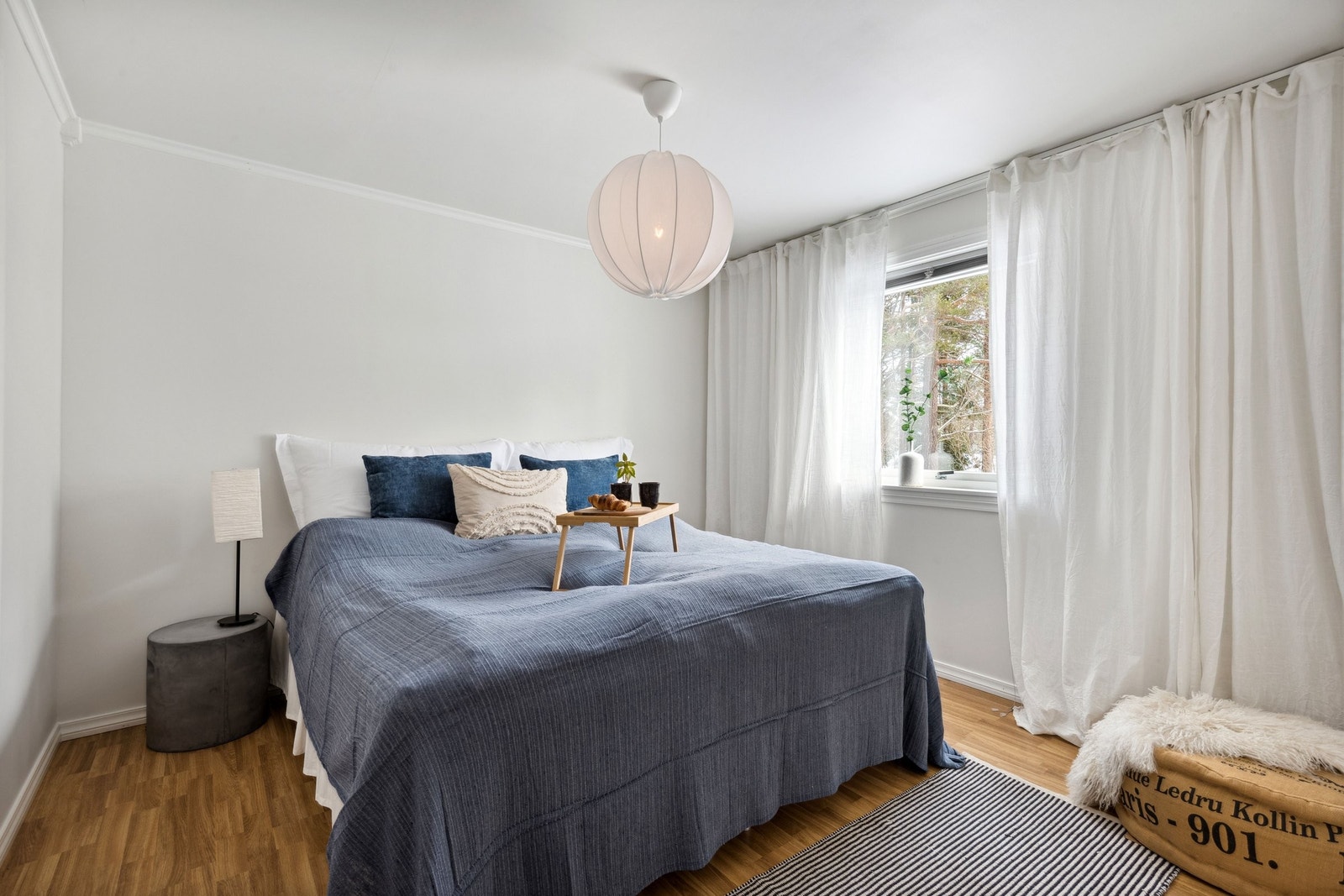 Soverom 1: Behagelig soverom med naturlig lysinnslipp og tilhørende walk in garderobe. Galleribilde