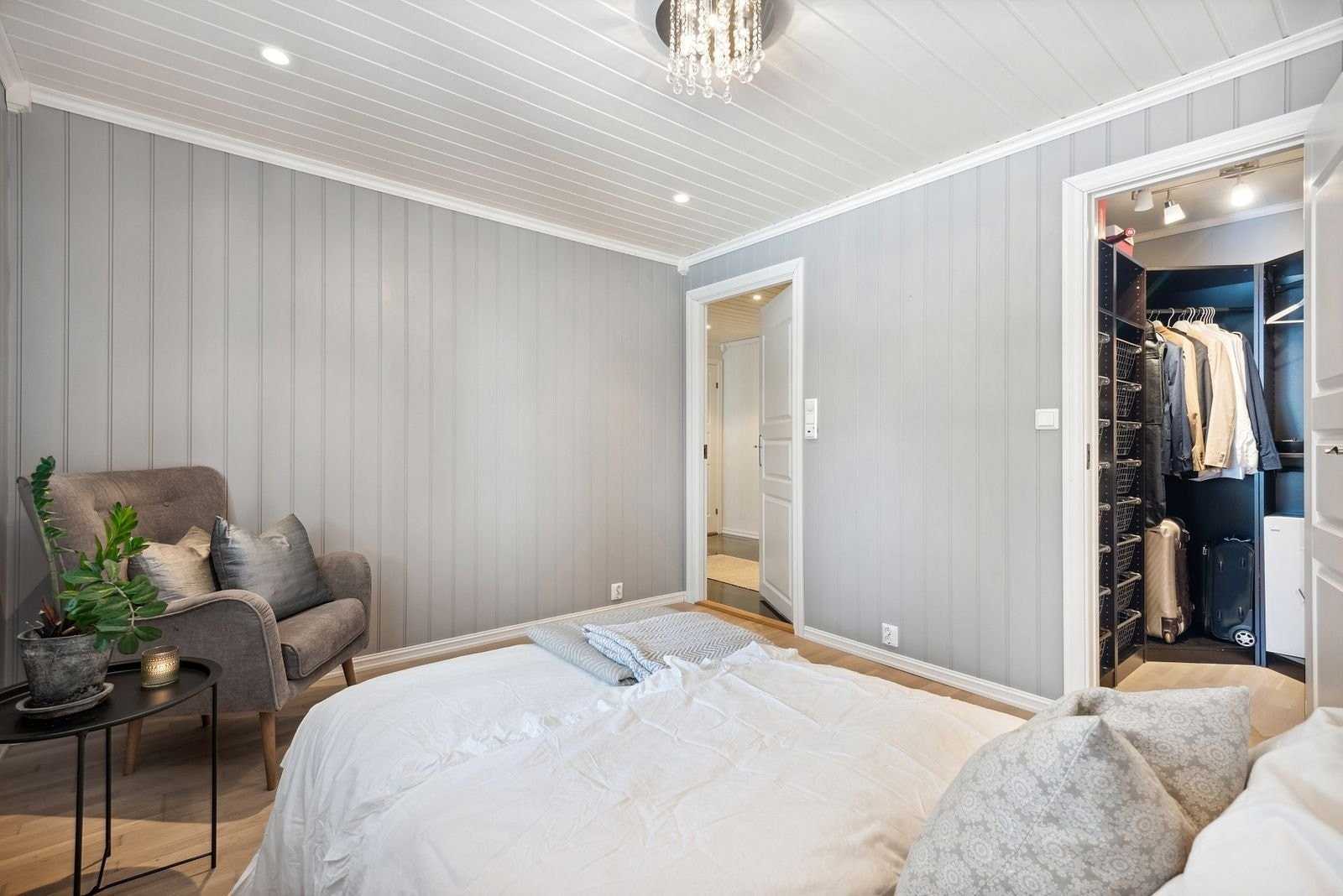 Soverom 3: God plass til dobbelseng og walk in garderobe Galleribilde