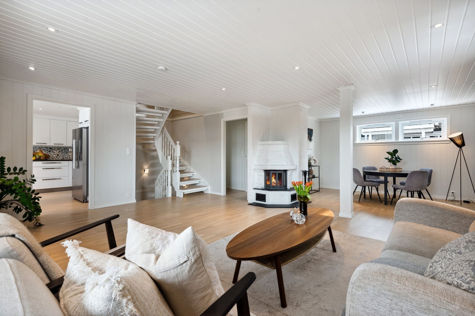 Lys og luftig stue med peis - god plass til både hverdag og gjester. Galleribilde