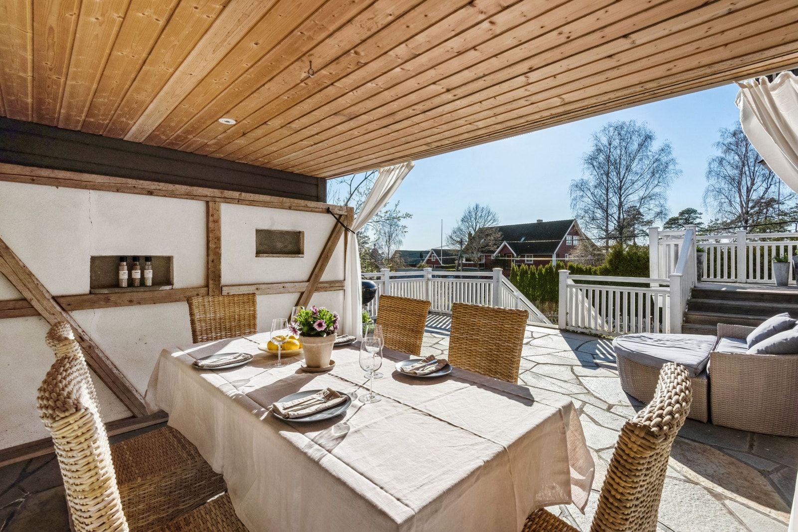 Lun og delikat overbygd terrasse – et perfekt sted for lange måltider i sommerbrisen. Galleribilde