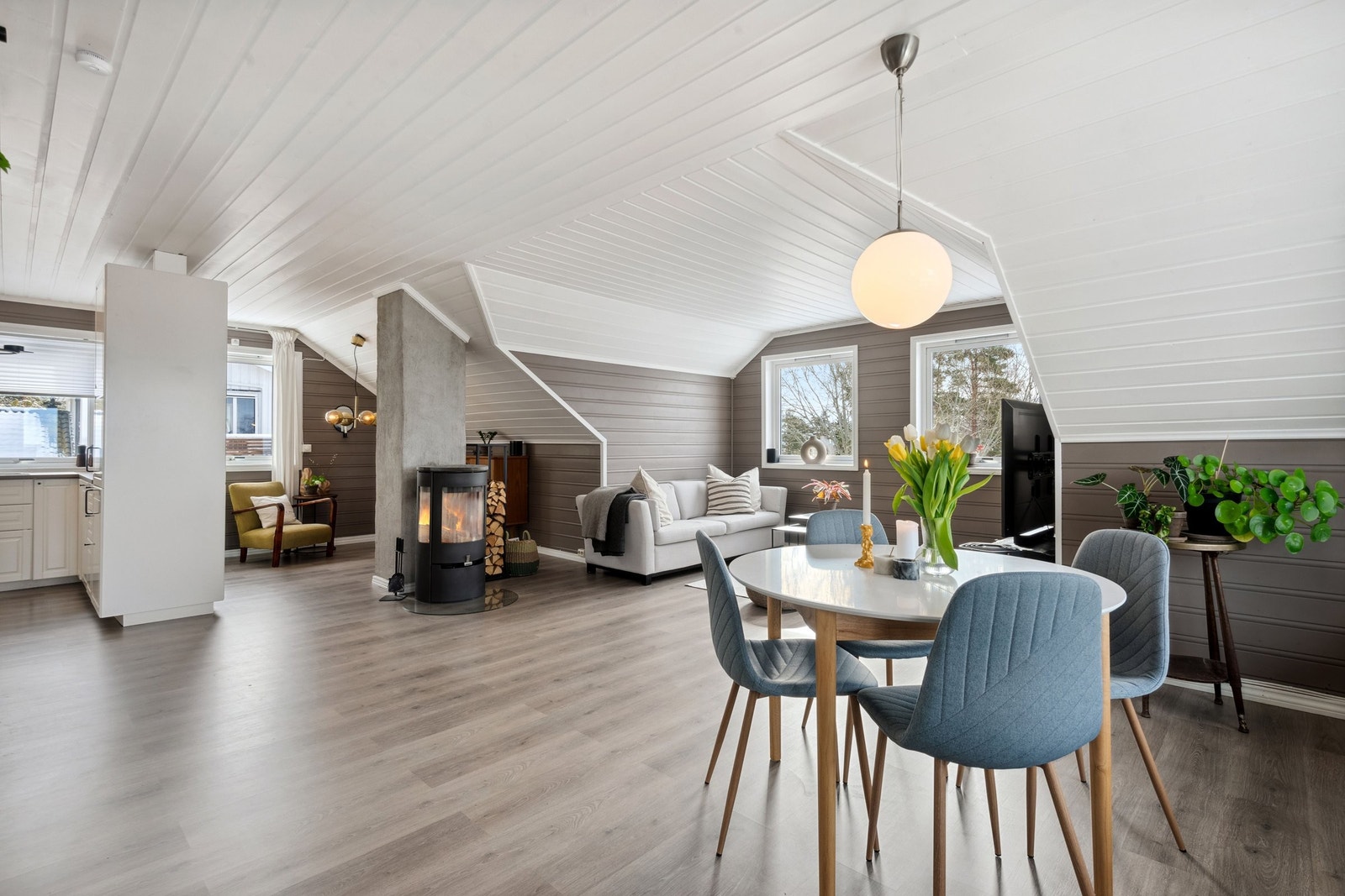 Sjarmerende loftstue med mange bruksområder – enten som ekstra stue, tv-rom eller hjemmekontor. Vedovn, store vinduer og balkong gir både varme og utsikt. Galleribilde