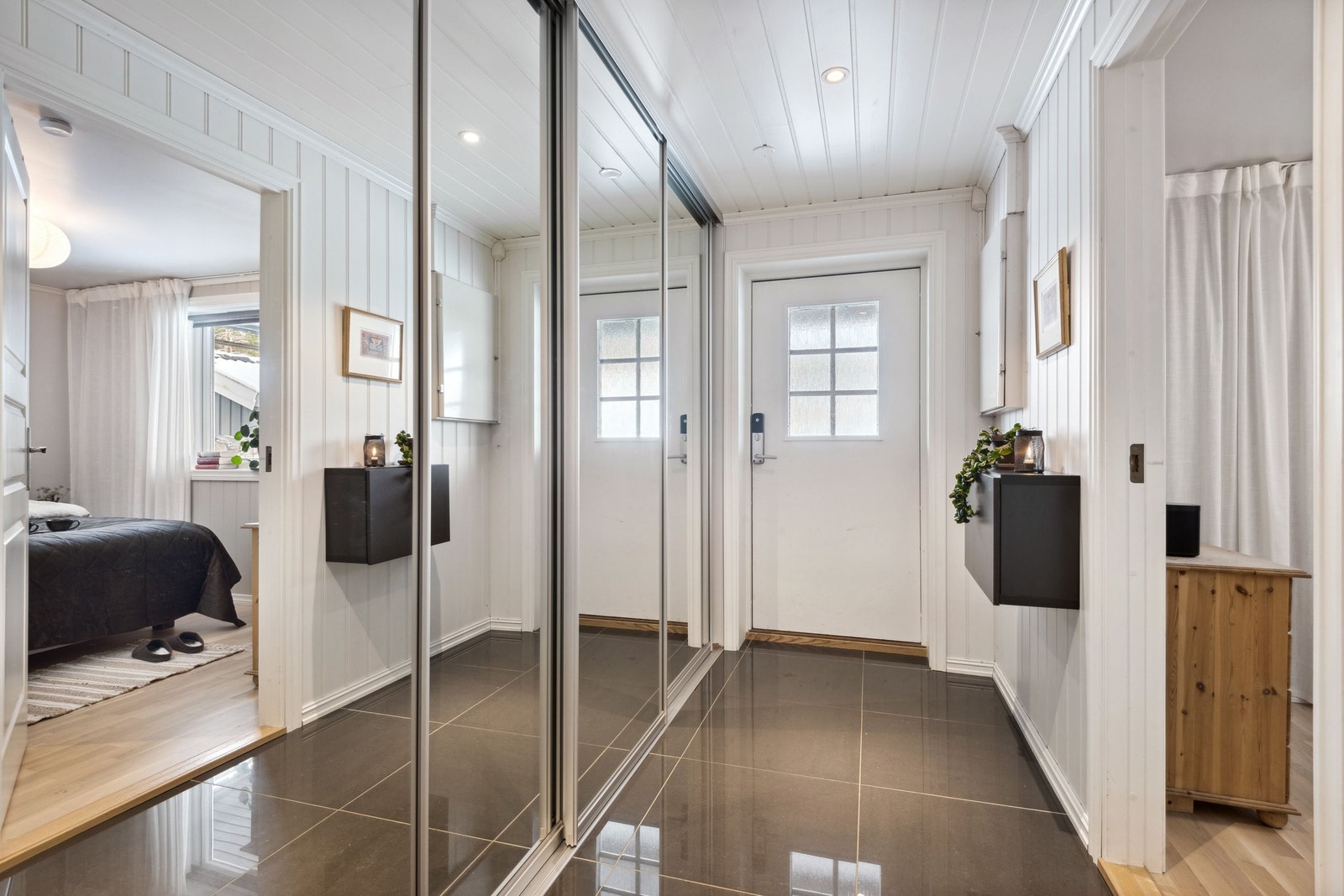 Entré med speilgarderobe og flislagt gulv. Galleribilde