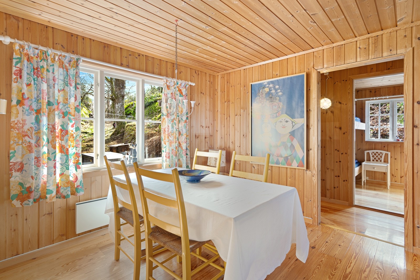 Fin spiseplass på kjøkkenet med utsyn til uteplassen mot syd Galleribilde