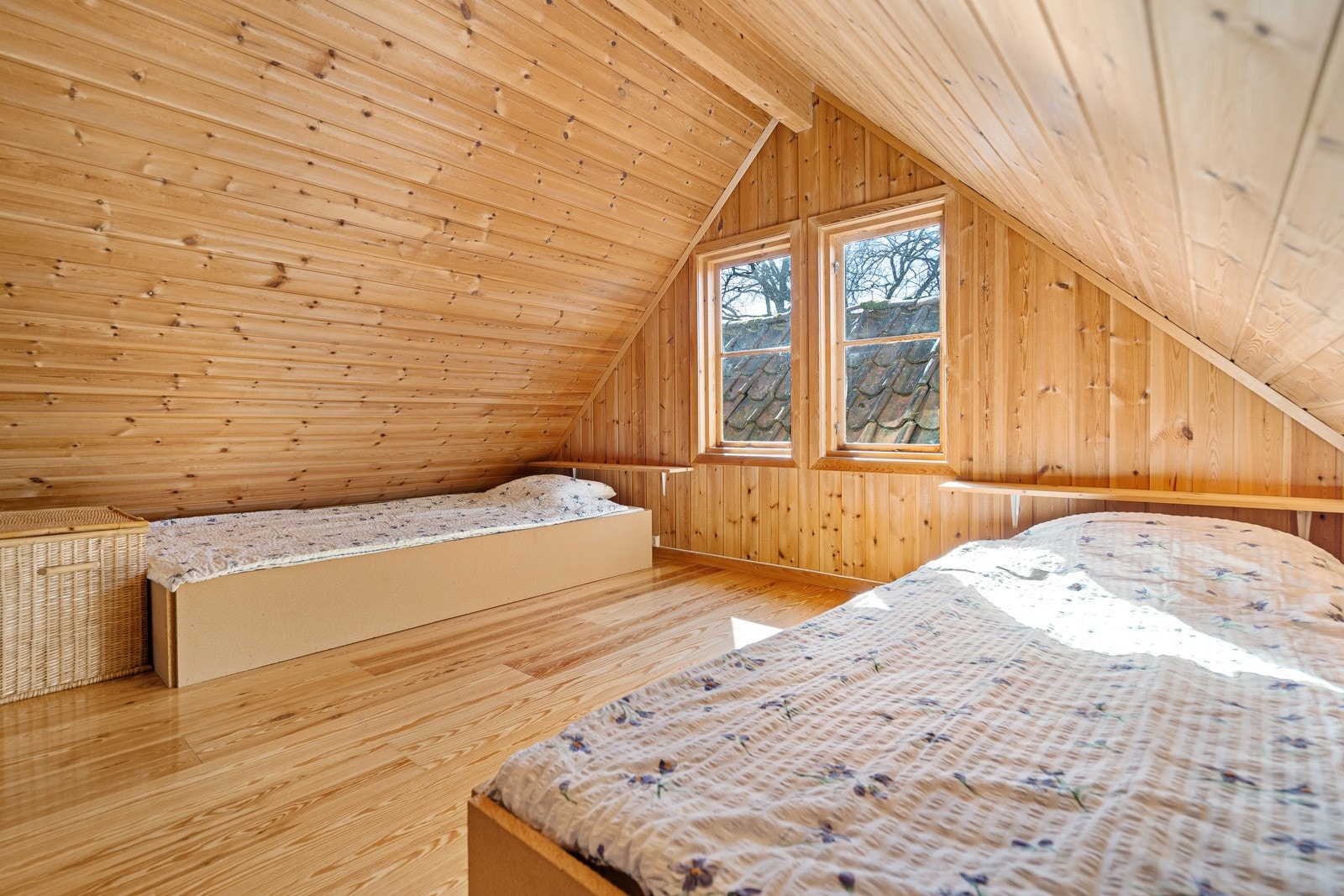 Hems med to plassbygde senger. (Hemsen er ikke forskriftsmessig sikret, og er ikke godkjent for varig opphold) Galleribilde