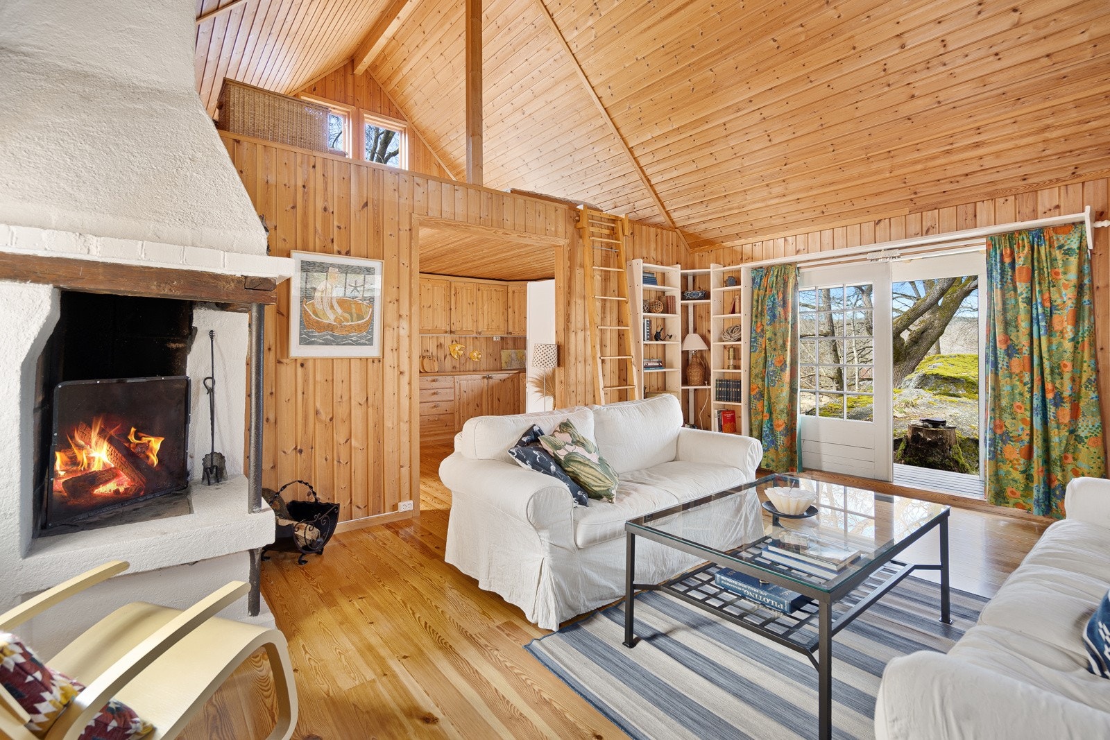 Åpen peis - hytta oppvarmes ellers via strøm. Galleribilde