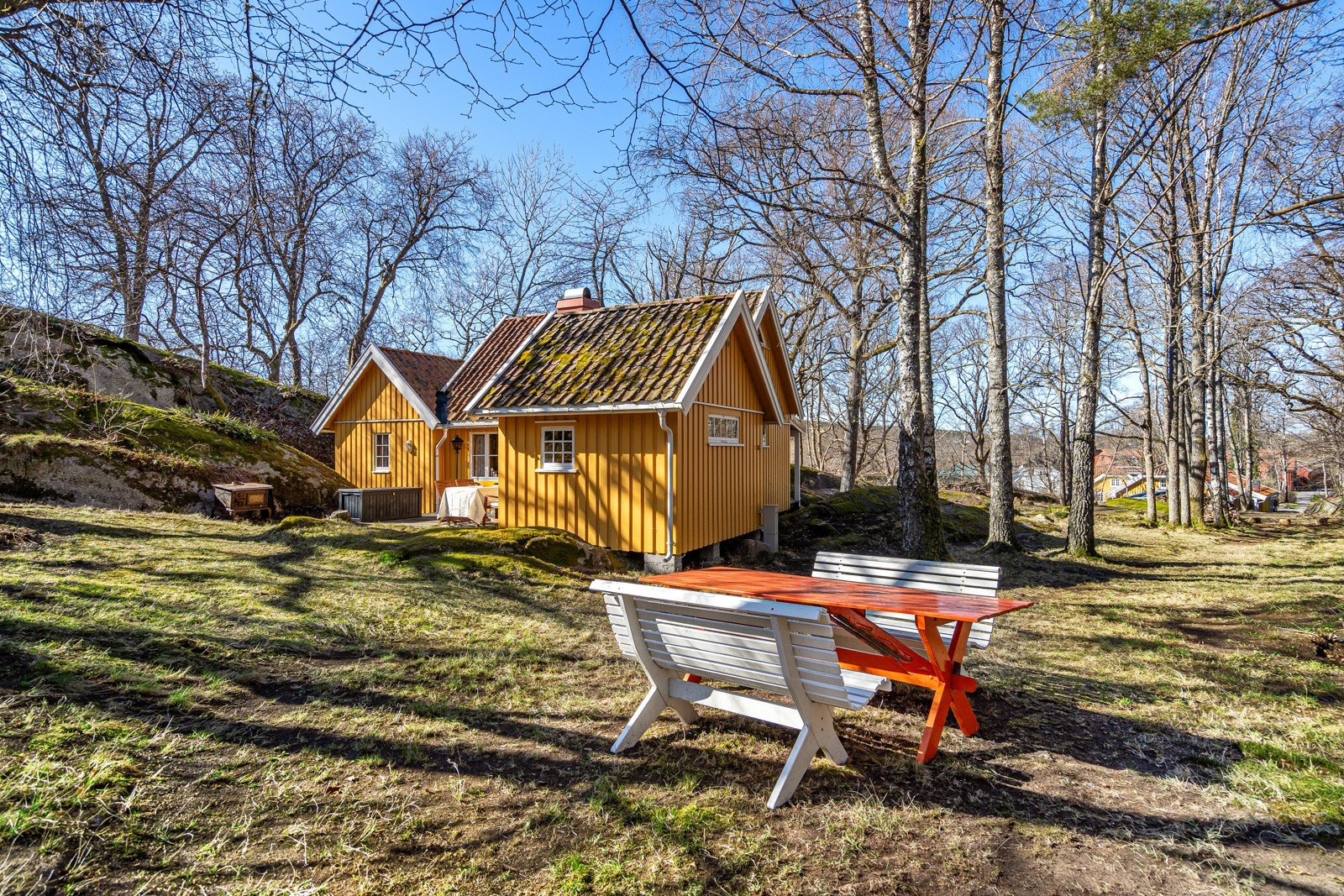 Usjenert og solrik eiendom med mange fine "soner" Galleribilde