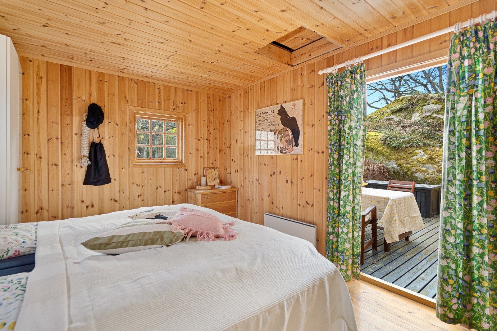 Romslig hovedsoverom med skapplass og dør ut til terrassen Galleribilde