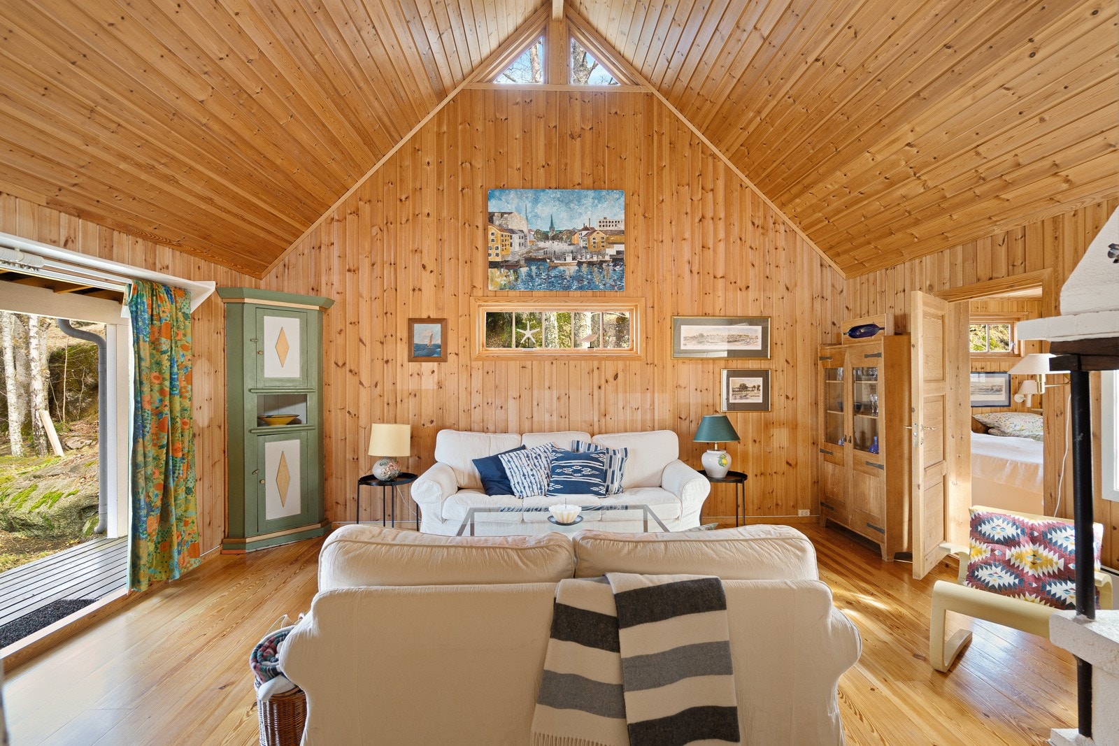 Skikkelig mønehøyde innvendig gir et stilig preg Galleribilde