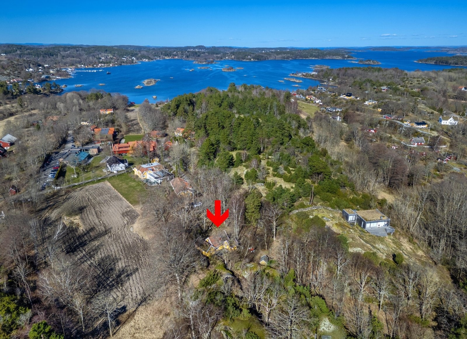 Eiendommen ligger fint til i terrenget, omgitt av nydelig natur Galleribilde