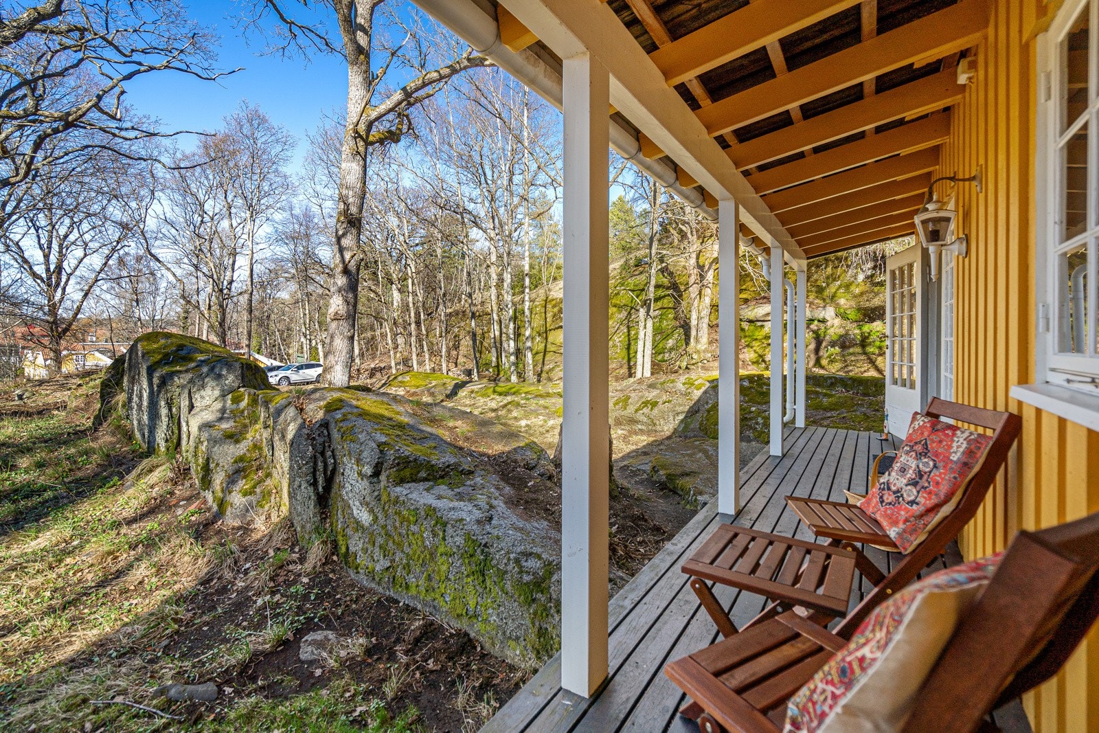 Sitteplassen på svalgangen har kveldsol og utsikt mot vest Galleribilde