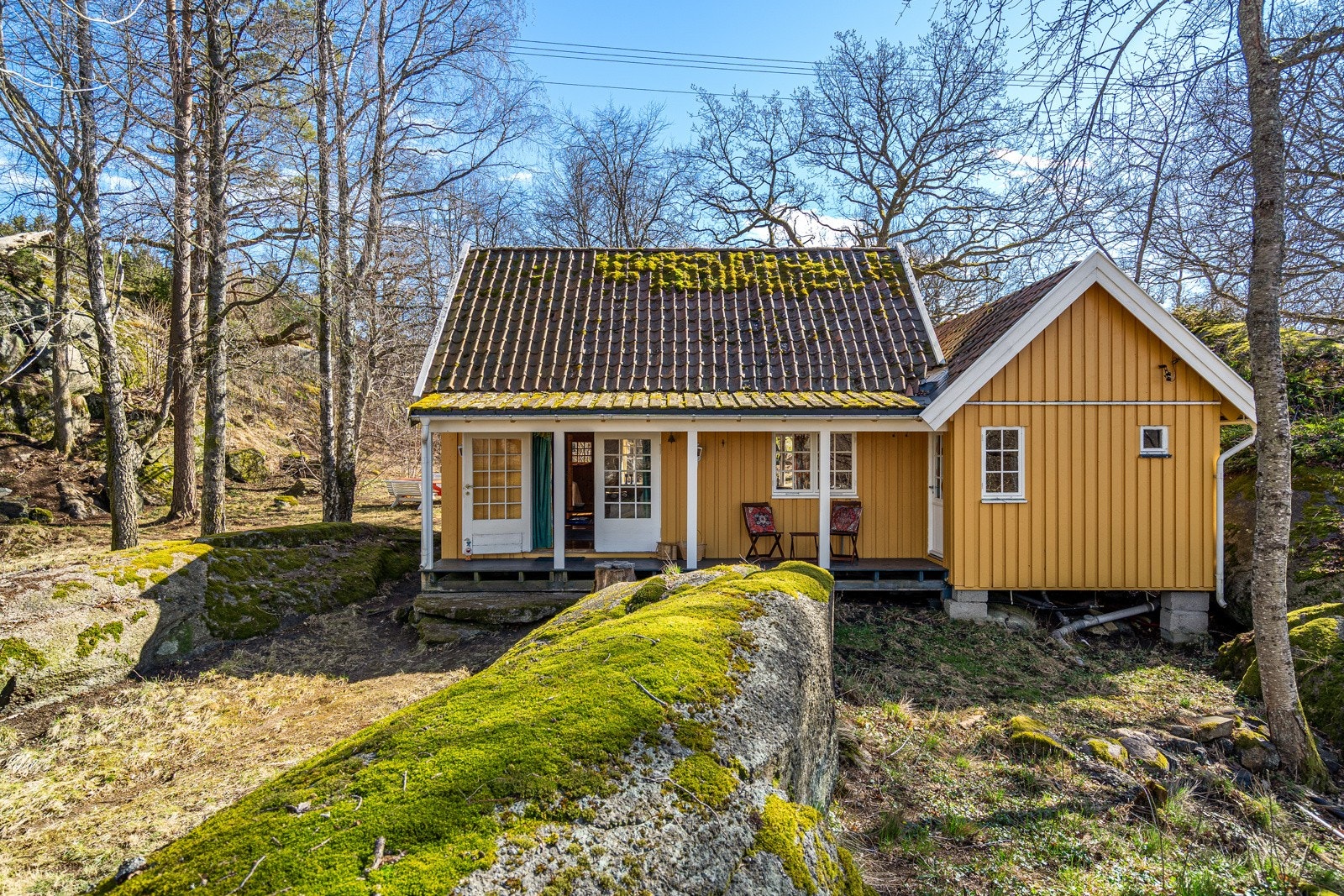 Denne klassiske fritidsboligen ble oppført i 1989. Hovedsoverommet med utgang til terrasse ble oppført i 1985. Galleribilde