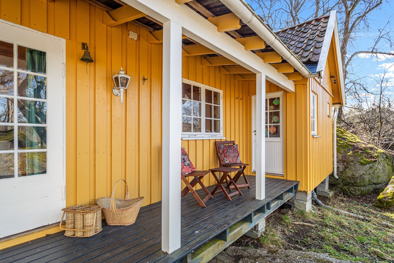 Sitteplassen på svalgangen har kveldsol og utsikt mot vest Galleribilde