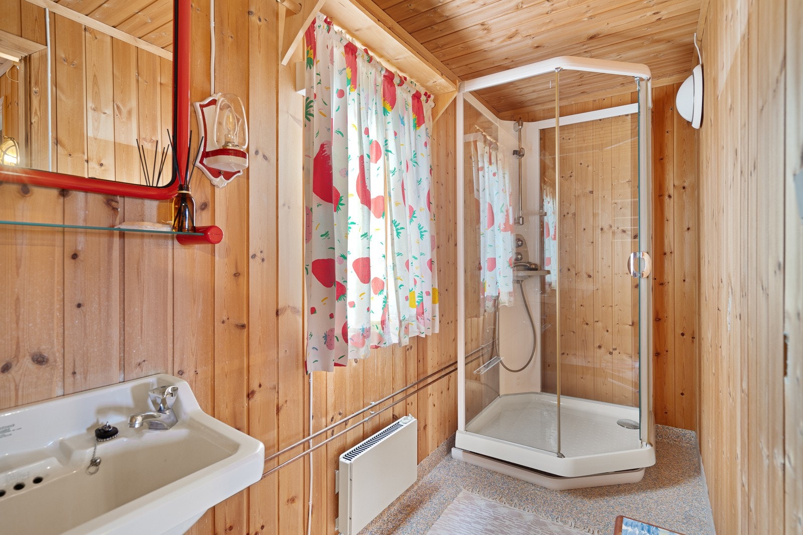 Bad med innlagt vann (sommervann), eldre vask og nyere dusjkabinett. Galleribilde