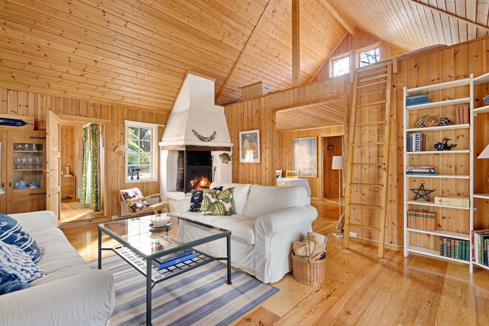 Velkommen inn i denne høyreiste og svært luftige stua - hems for lek/moro eller gjester (hemsen er ikke forskriftsmessig sikret.) Galleribilde