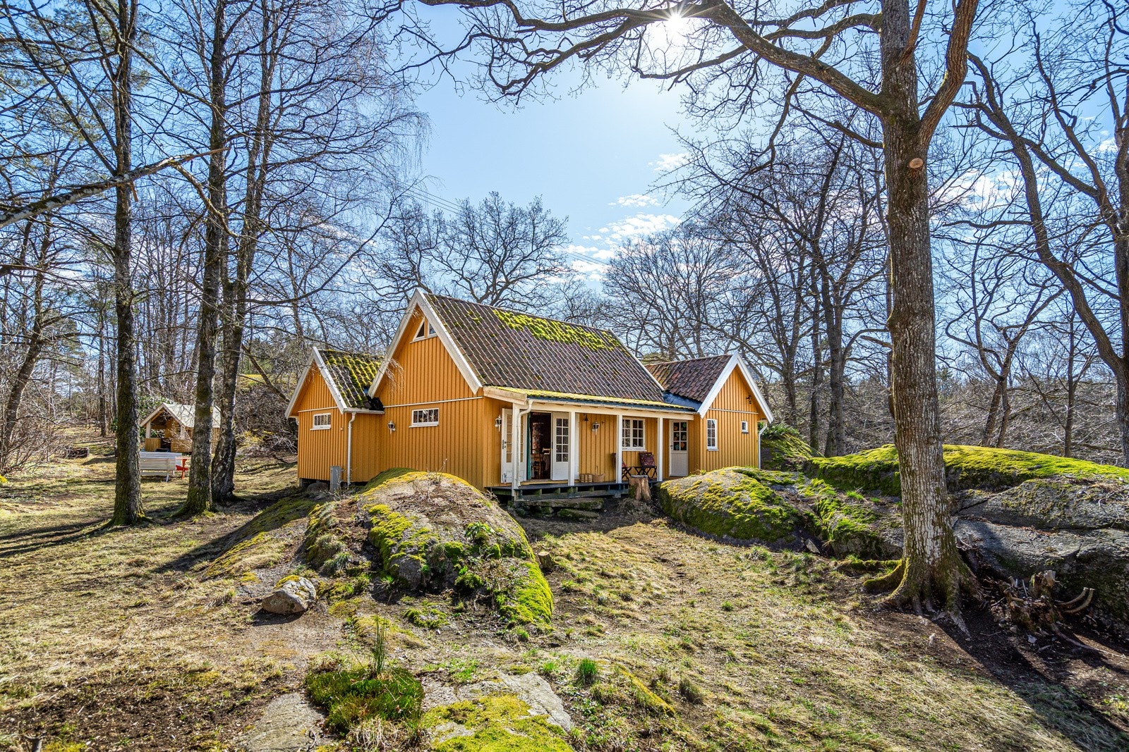 Velkommen til nydelige Engø og denne klassiske hytta med en stor tomt på over 2,7 mål! Galleribilde