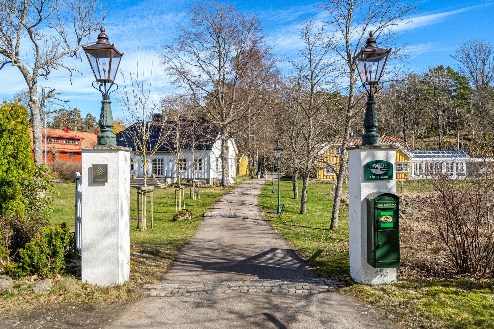 Adkomst til eiendommen via fasjonable Engø Gård Galleribilde