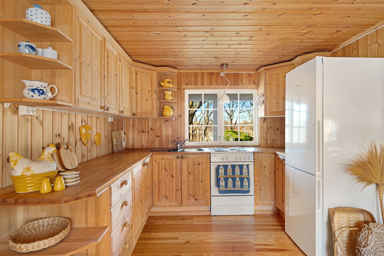 Kjøkken med eldre komfyr og kjøleskap fra 2017. Hvitevarene følger med. Galleribilde