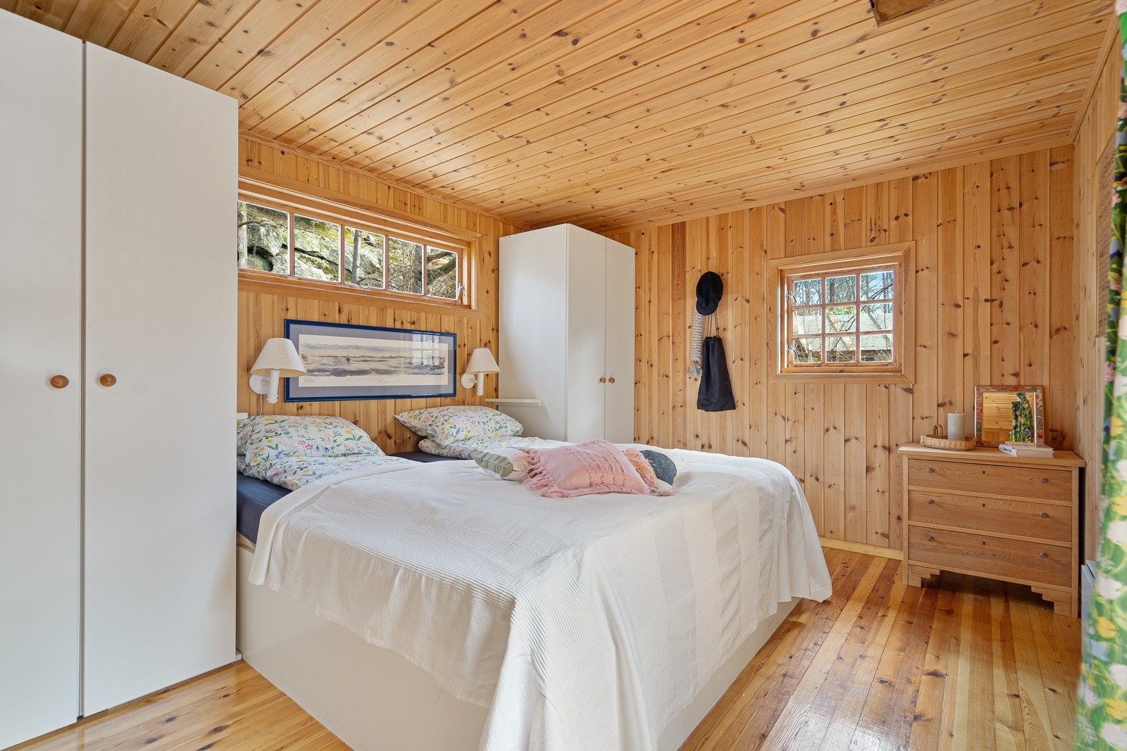 Romslig hovedsoverom med skapplass og dør ut til terrassen Galleribilde