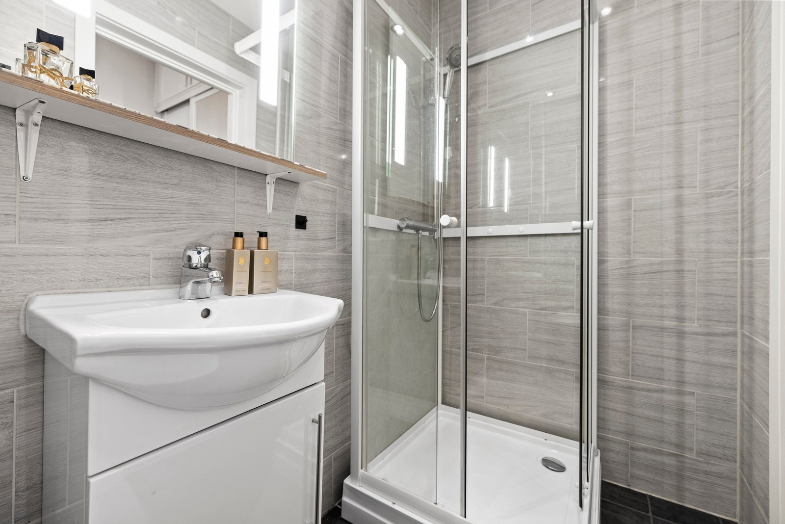 Her er godt med lagringsplass på hylle under speil samt i skap under servant. Galleribilde