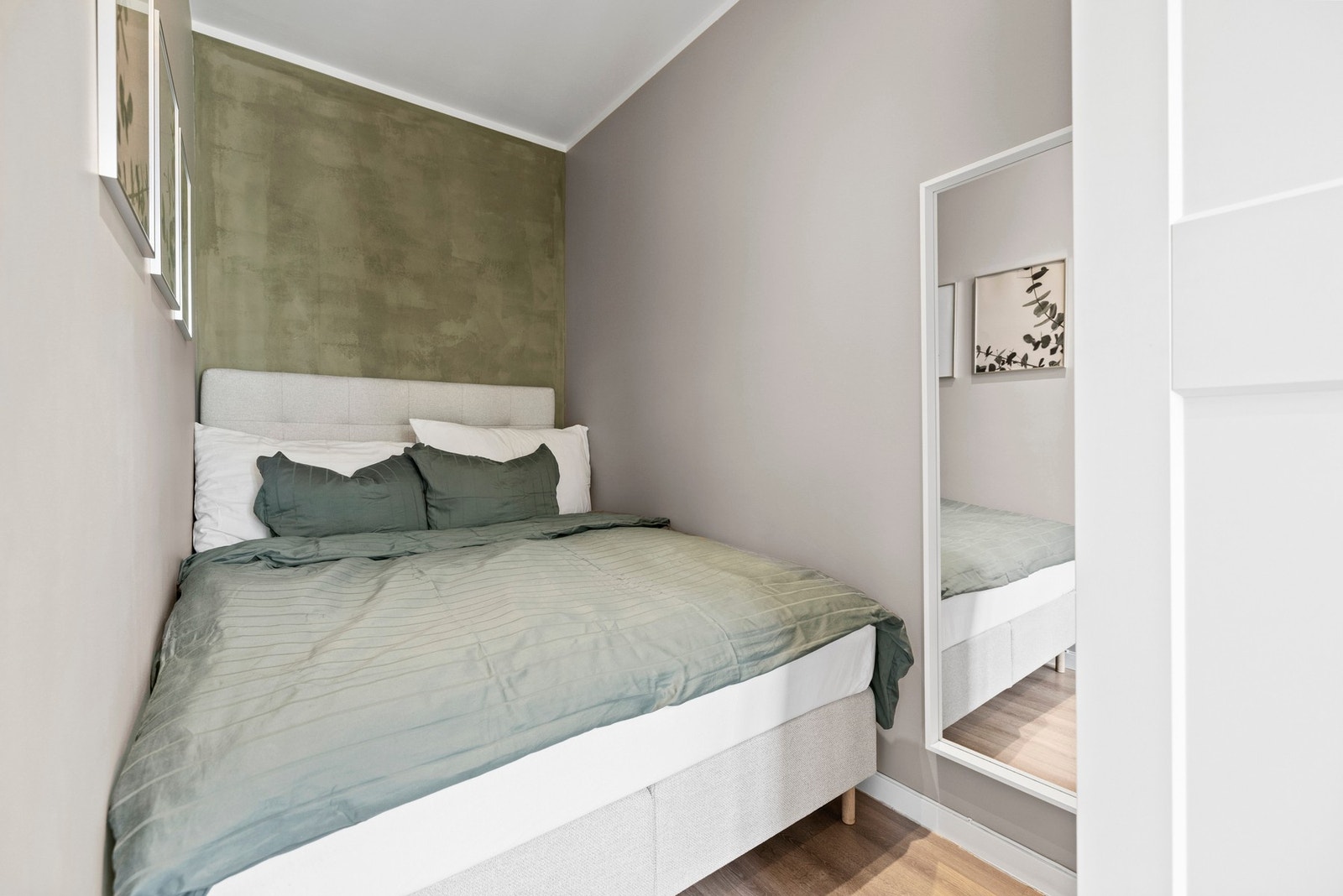 Rommet er malt i behagelige fargetoner som skaper en god romfølelse og inviterer til en god natts søvn. Galleribilde