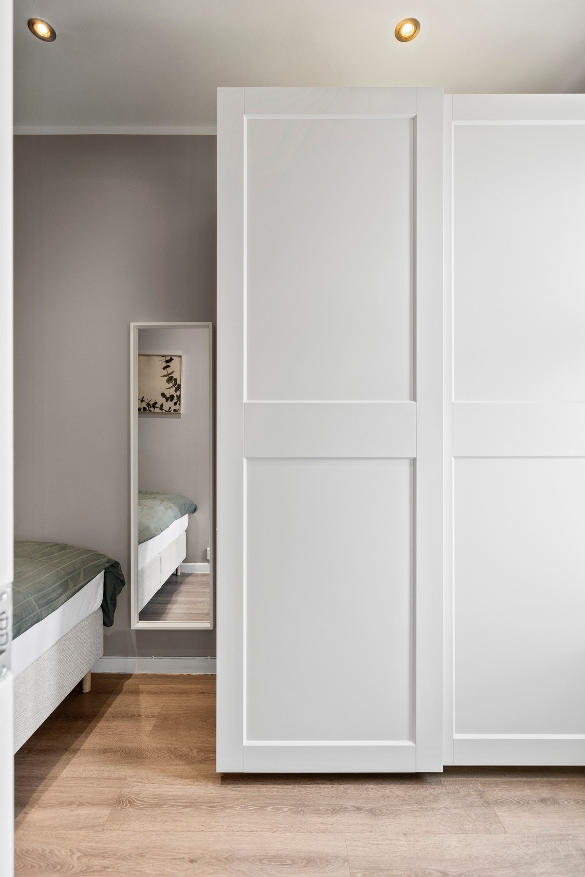 Soverommet er av en fin størrelse med plass til dobbeltseng og et praktisk garderobeskap. Galleribilde