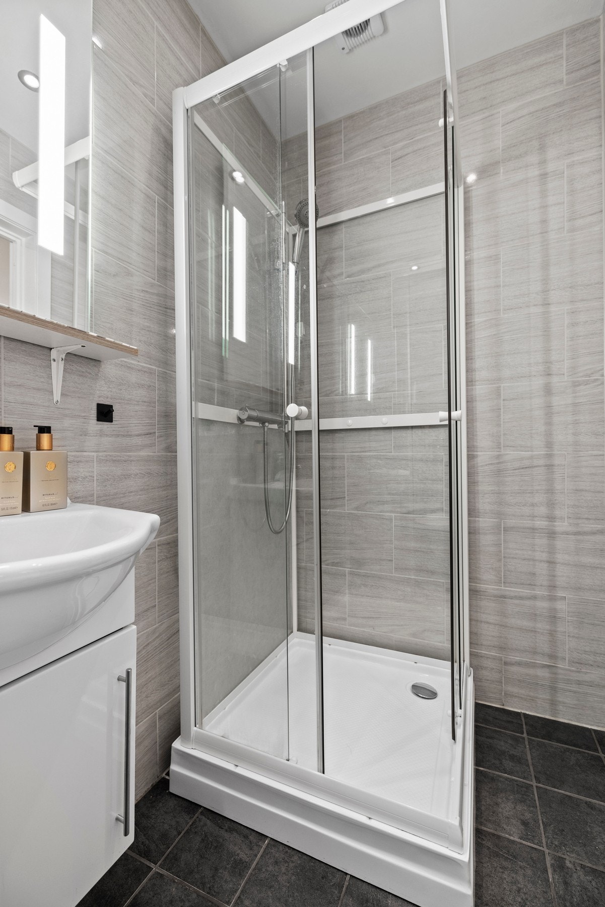 Det er elektriske varmekabler i baderomsgulvet som gir en lun og god opplevelse. Galleribilde