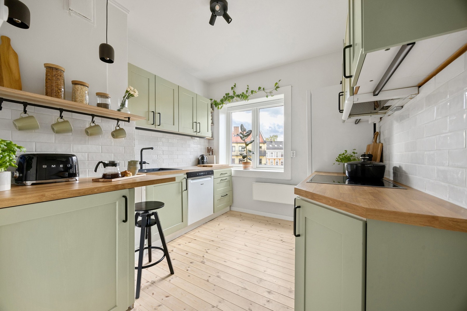 Ikea kjøkkeninnredning med profilerte fronter og finerte benkeplater. Galleribilde