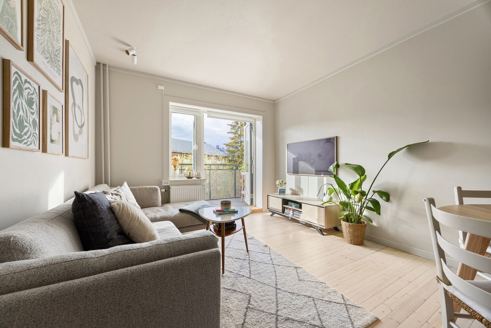 Fra stuen er det utgang til balkong med svært gode solforhold. Galleribilde