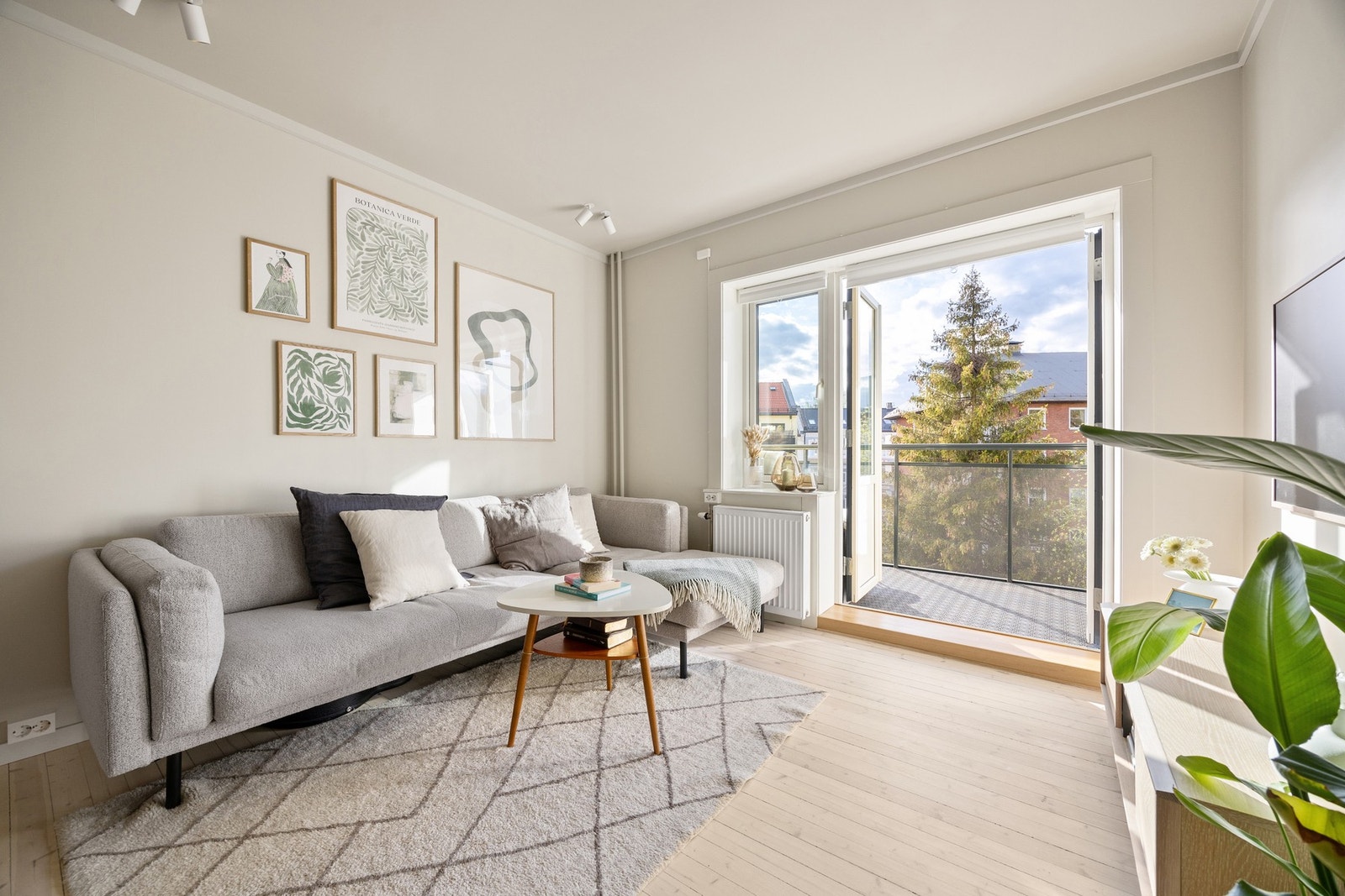 Doble balkongdører gjør rommet meget luftig. Galleribilde